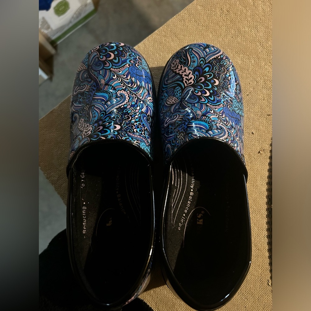 Easy Works Non-Slip Blue Paisley Clogs